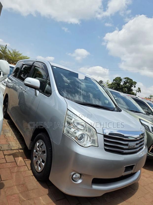 Toyota Noah 2011 Silver