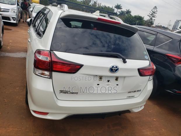 Toyota Corolla Fielder 1.5 Hybrid FWD 2016 White