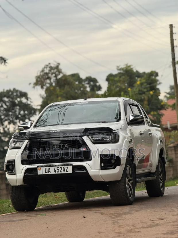 Toyota Land Cruiser Prado 2018 White