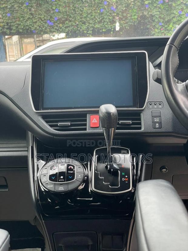 Toyota Noah 2.0 AWD (8 Seater) 2017 White