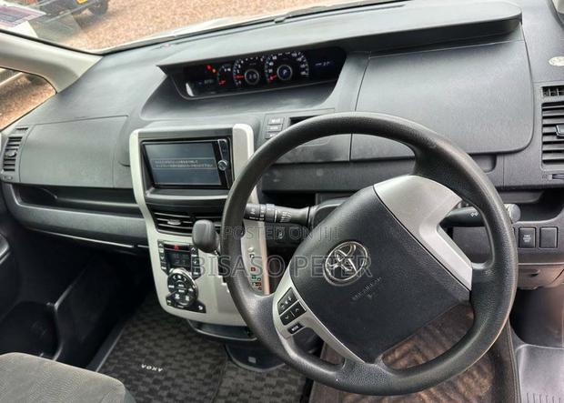 Toyota Voxy 2011 Silver