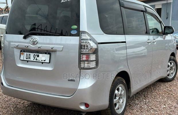 Toyota Voxy 2011 Silver