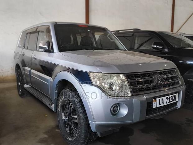 Mitsubishi Pajero 2010 Gray