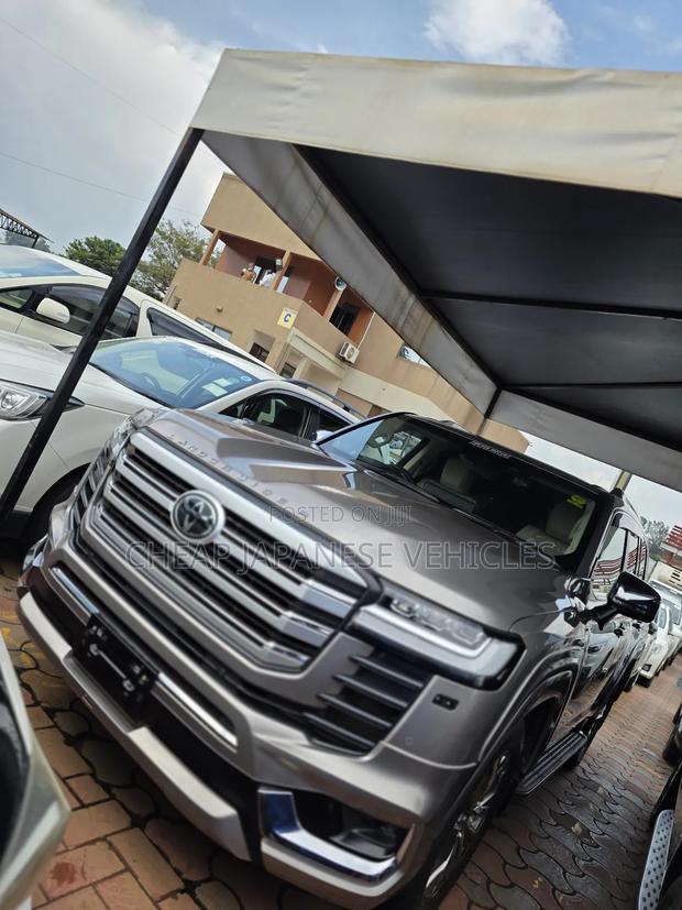 New Toyota Land Cruiser LC300 2023 Beige