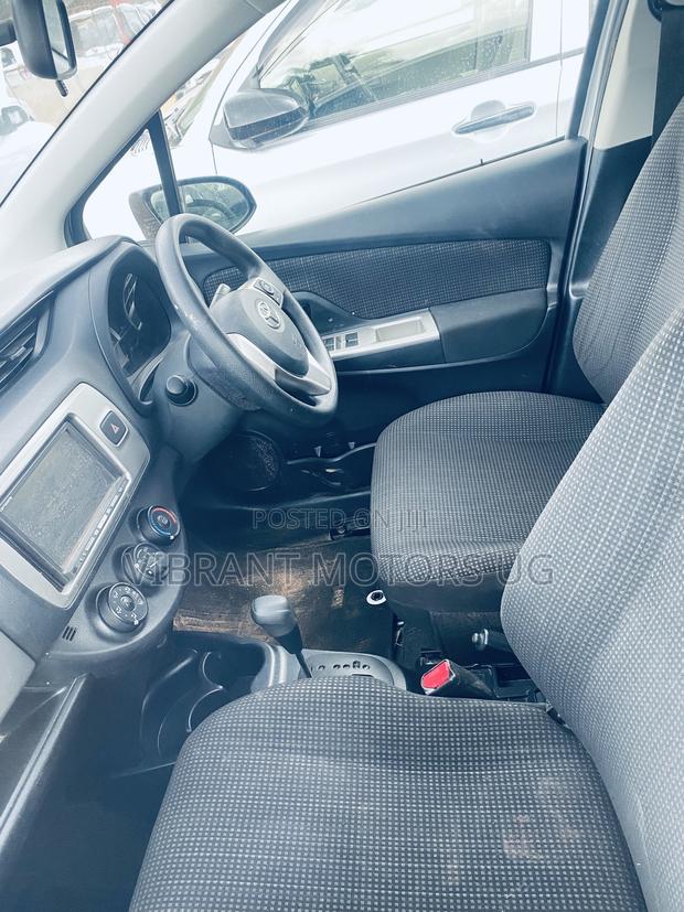 Toyota Vitz 2015 Silver