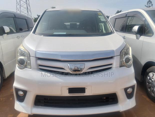 Toyota Noah 2012 White