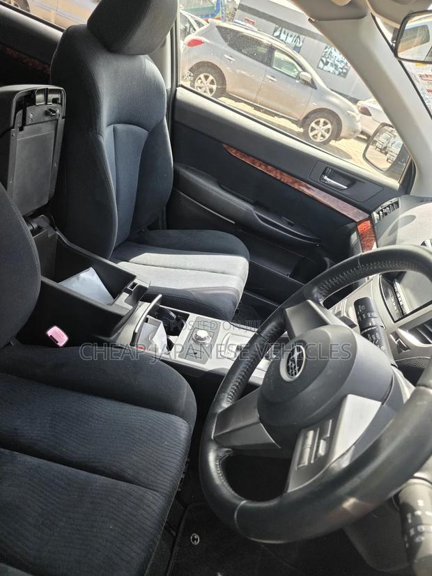 Subaru Outback 2.5i Limited 2011 Gold