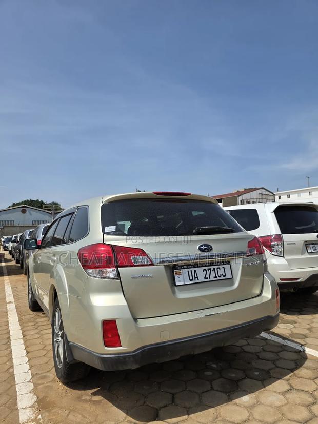 Subaru Outback 2.5i Limited 2011 Gold