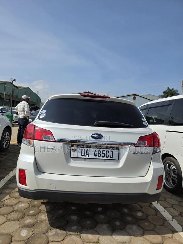 Subaru Outback 2.5i Limited 2011 Pearl