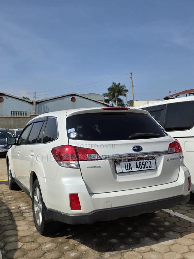 Subaru Outback 2.5i Limited 2011 Pearl