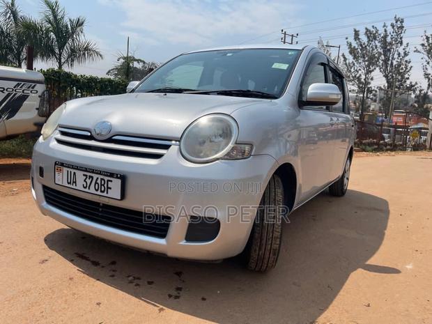 Toyota Sienta 1.5 AWD 2012 Silver