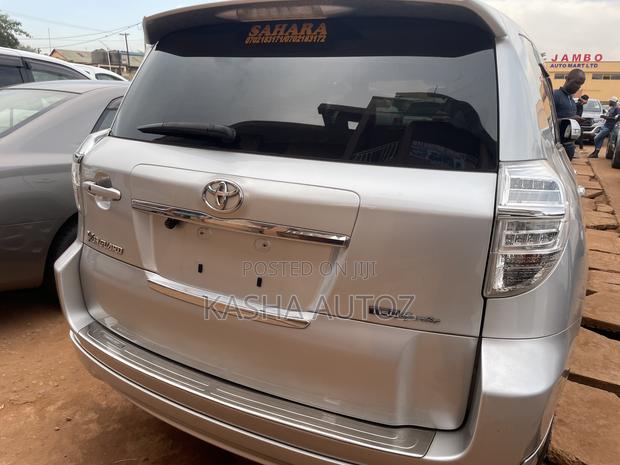 Toyota Vanguard 2012 Silver