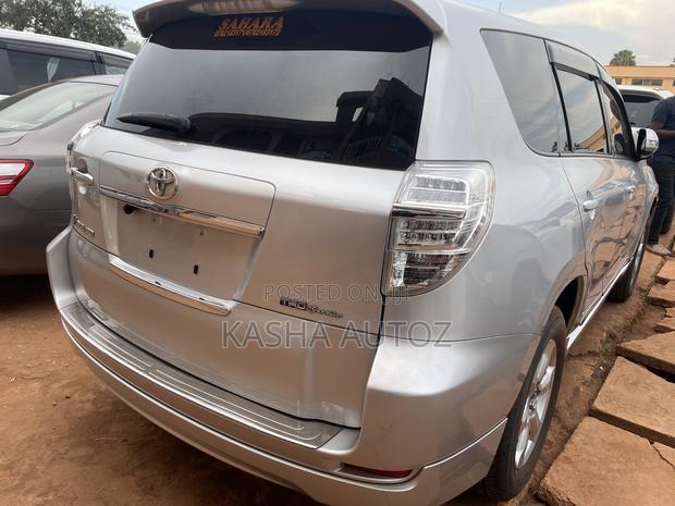Toyota Vanguard 2012 Silver