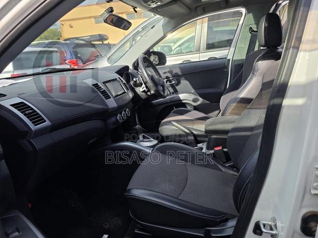 Mitsubishi Outlander 2012 White