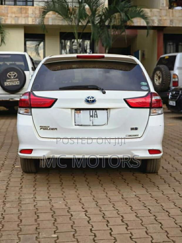 Toyota Corolla Fielder 1.5 Hybrid FWD 2015 White