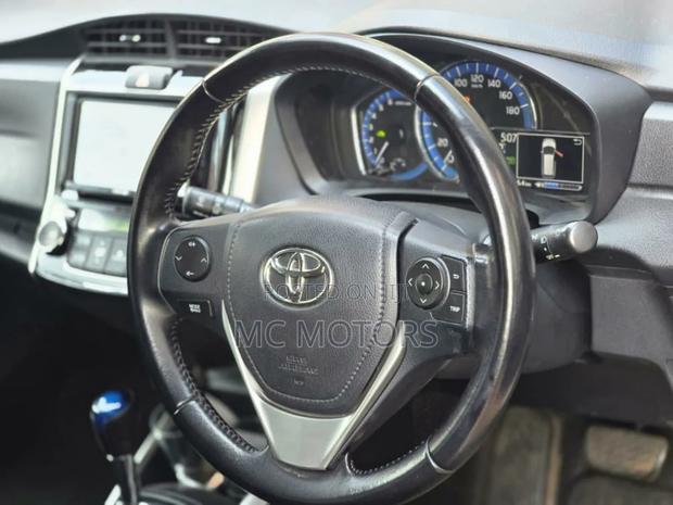 Toyota Corolla Fielder 1.5 Hybrid FWD 2015 White
