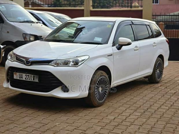 Toyota Corolla Fielder 1.5 Hybrid FWD 2015 White