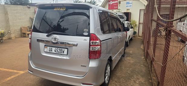 Toyota Noah 2011 Silver