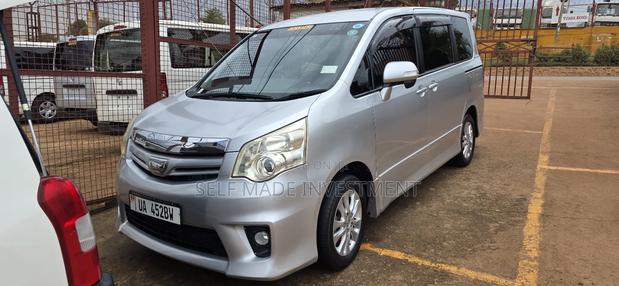 Toyota Noah 2011 Silver