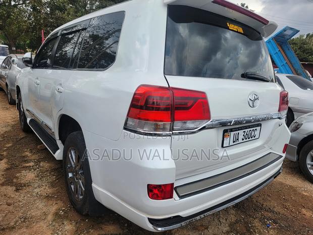 Toyota Land Cruiser 2011 White