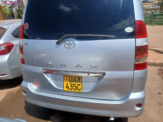 Toyota Noah 2004 Silver