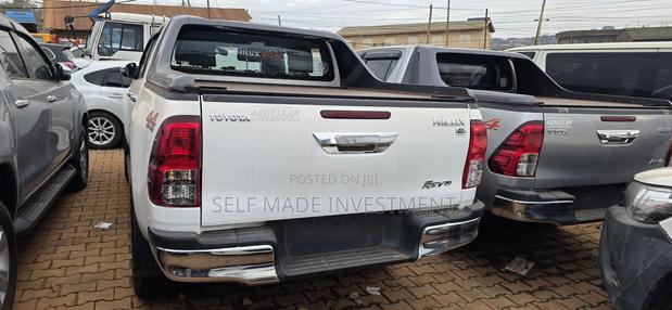 Toyota Hilux 2021 White
