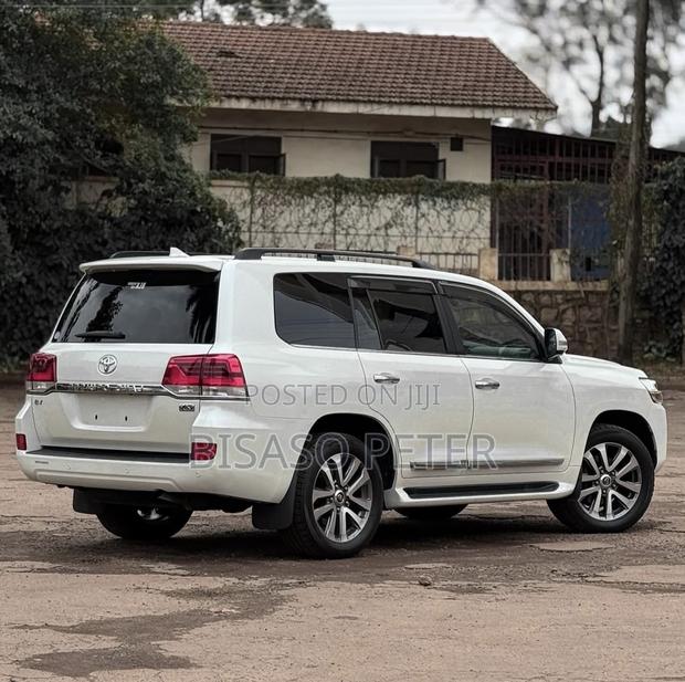 Toyota Land Cruiser 4.6 V8 ZX 2018 White