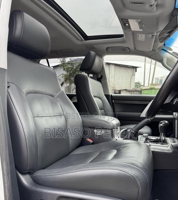 Toyota Land Cruiser 4.6 V8 ZX 2018 White