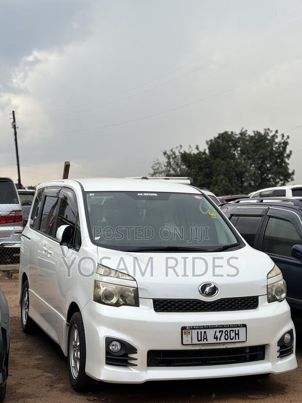 Toyota Voxy 2011 White