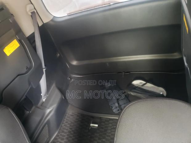 Toyota Noah 2.0 143hp AWD (7 Seater) 2012 White
