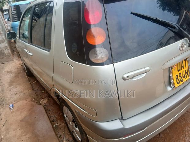 Toyota Raum 2000 Silver