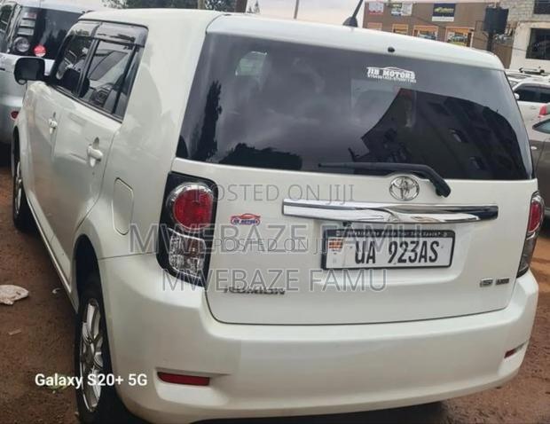 Toyota Corolla Rumion 2011