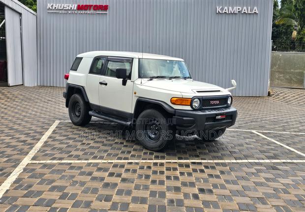 Toyota FJ Cruiser 4x4 Automatic 2012 White