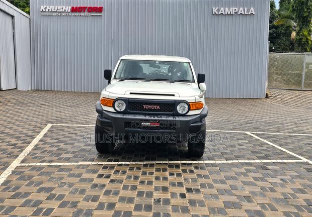 Toyota FJ Cruiser 4x4 Automatic 2012 White