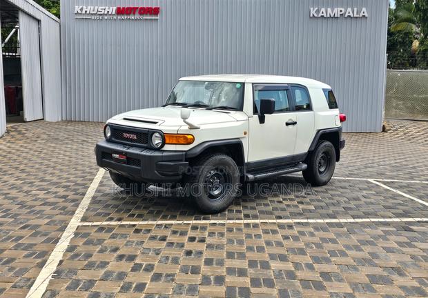 Toyota FJ Cruiser 4x4 Automatic 2012 White