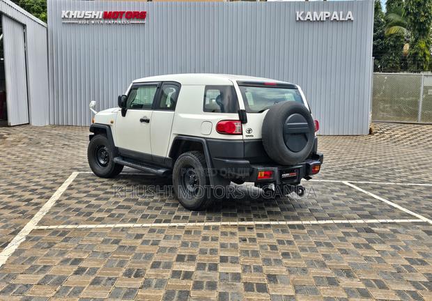 Toyota FJ Cruiser 4x4 Automatic 2012 White
