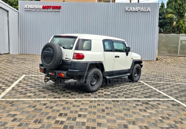 Toyota FJ Cruiser 4x4 Automatic 2012 White
