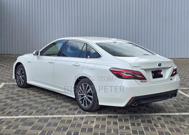 Toyota Crown 2018 White