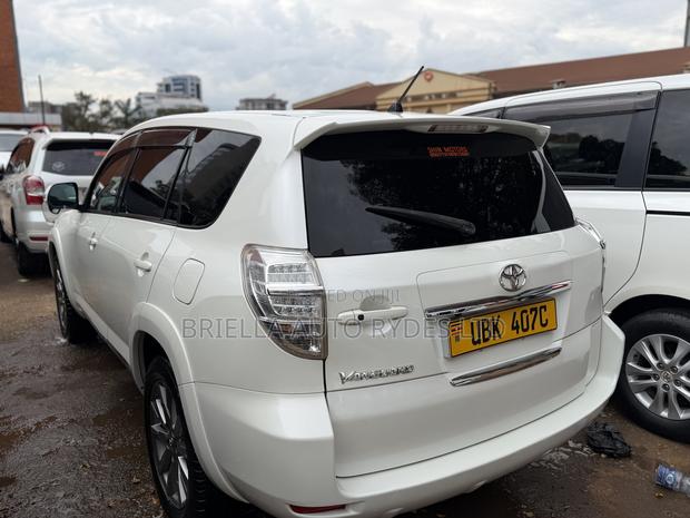 Toyota Vanguard 2010 White
