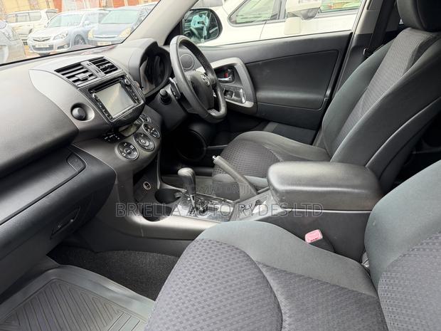 Toyota Vanguard 2010 White