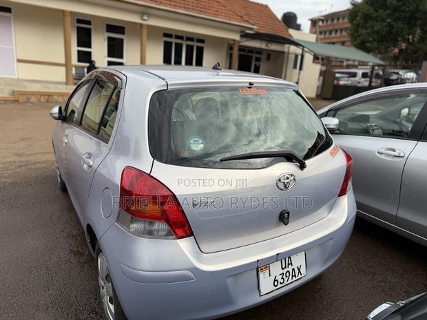 Toyota Vitz 2010 Silver