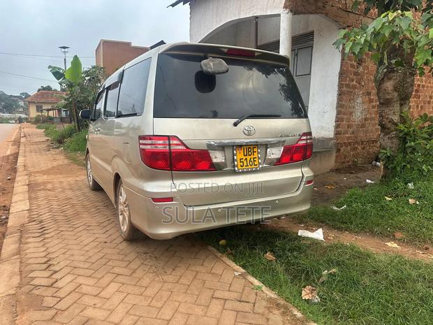 Toyota Alphard 2.4 Petrol AWD 2005 Gold
