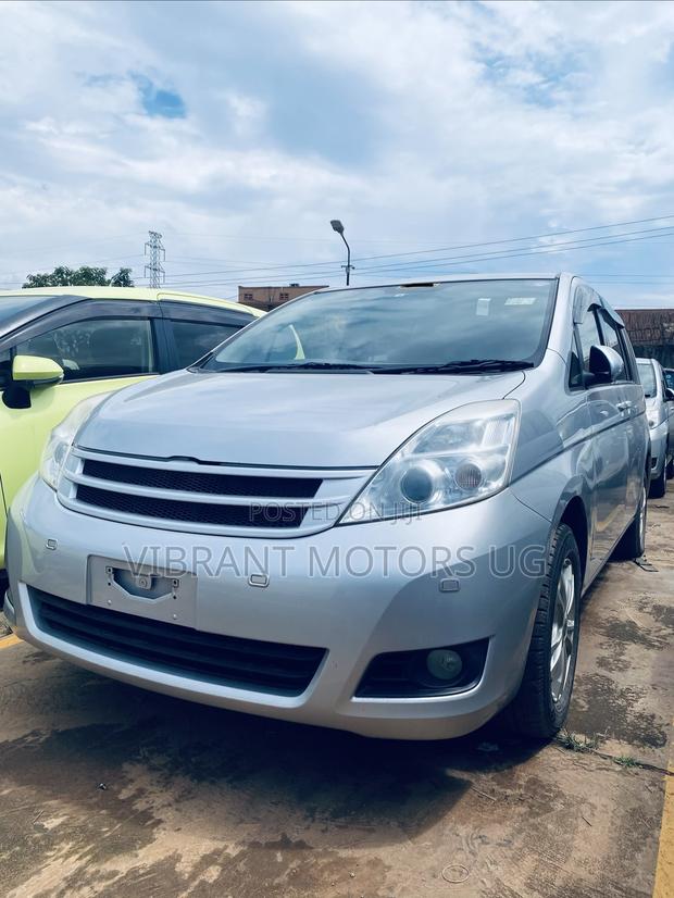 Toyota ISIS 2012 Silver