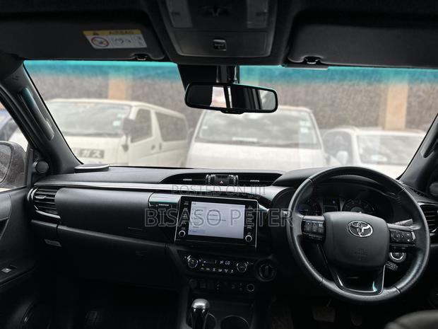 Toyota Hilux 2022 White
