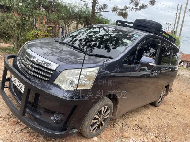 Toyota Noah 2011 Blue