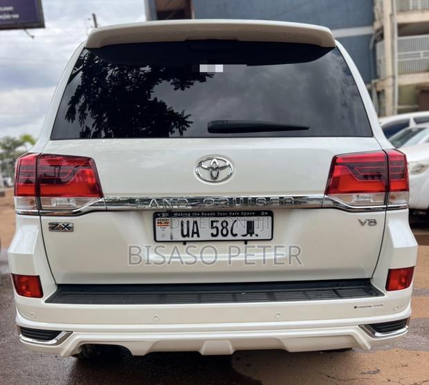 Toyota Land Cruiser 4.6 V8 ZX 2017 White