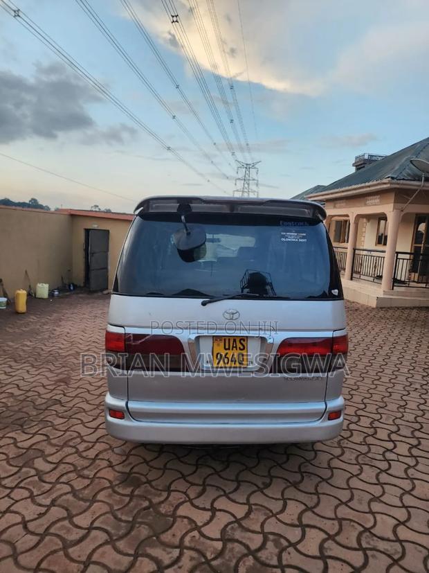 Toyota HiAce 2000 Silver
