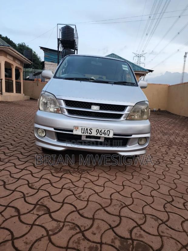 Toyota HiAce 2000 Silver