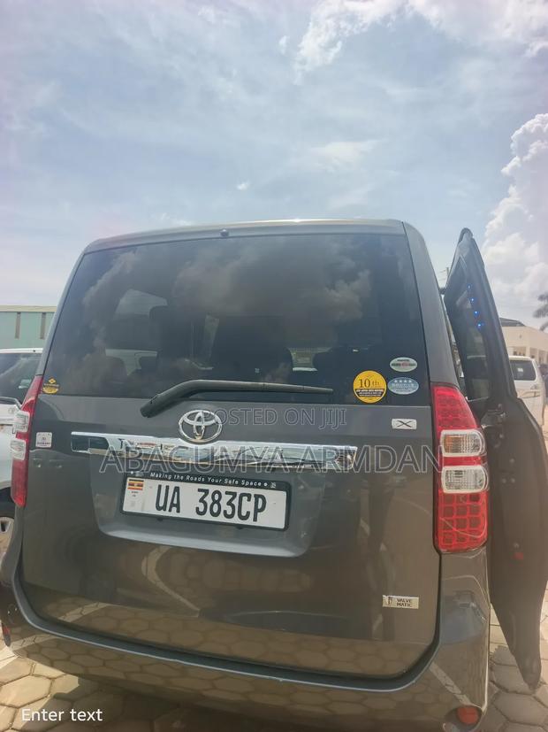 Toyota Noah 2.0 143hp AWD (8 Seater) 2010 Gray
