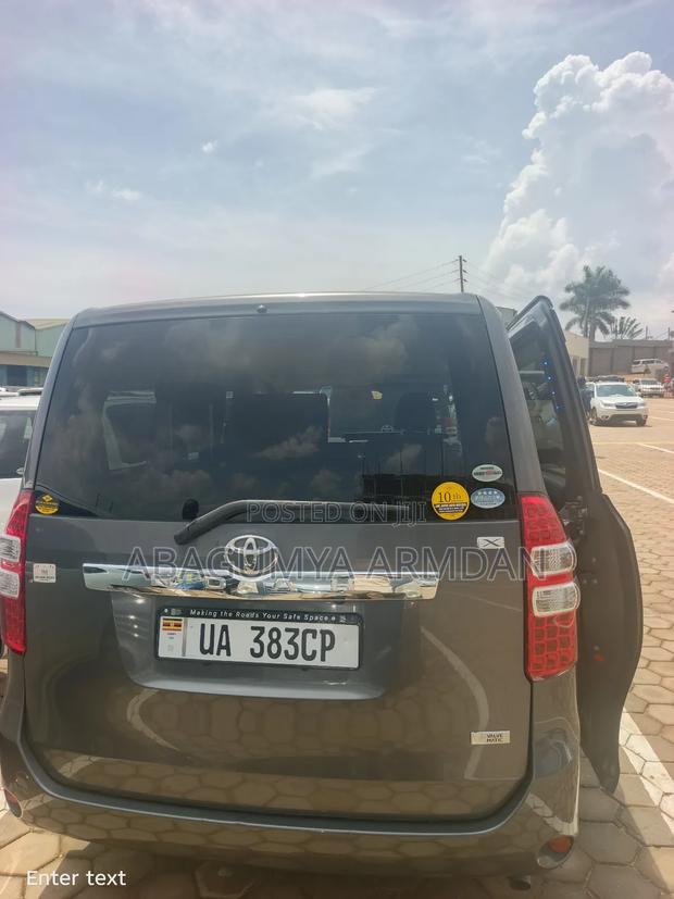 Toyota Noah 2.0 143hp AWD (8 Seater) 2010 Gray